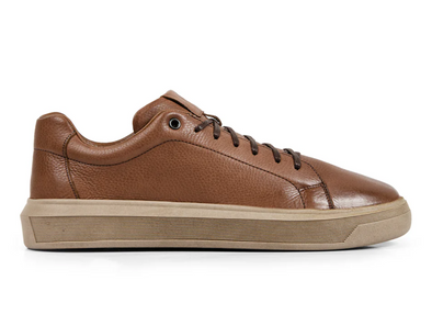 Anatomic & Co Madeiro - Cedar brown leather sneakers with beige sole on white background. 