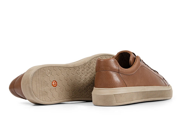 Anatomic & Co Madeiro - Cedar brown leather sneakers with beige sole on white background, sole view