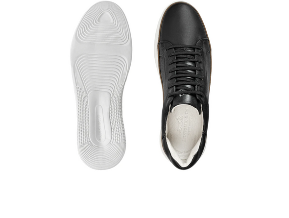 Anatomic & Co Reduto 242401 - laced Black leather sneaker with a white sole on a white background, sole view and top view