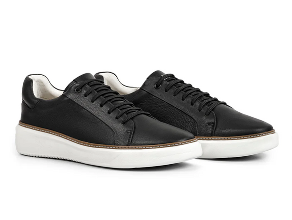 Anatomic & Co Reduto 242401 - pair of laced Black leather sneakers with a white sole on a white background in upper view.