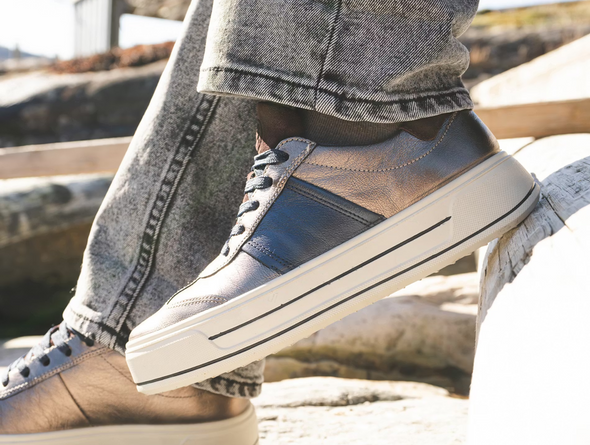 Ara 12-23012-05 Canberra 3.0 - Gold Metallic laced sneaker with navy accents close up