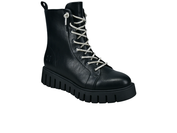 Bagatt D31-AO137 5000 - Black boot with white laces on a white background
