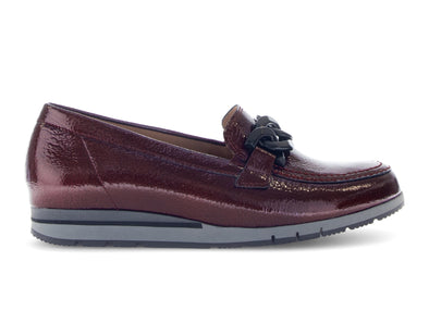 Gabor 72.415.88 Bea - Burgundy loafer in patent with subtle wedge heel. 