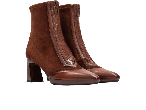 Pair of Hispanitas BHI254186 I25 Soho - Tan Brown ankle boots with a pointed toe and block heel and frontal zip on a white background. 