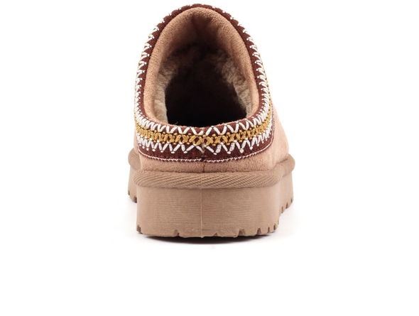 Lunar Nepal KLZ003 - Mink mule slipper with a geometric trim, back view on a white background.