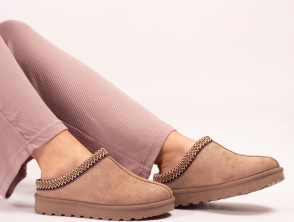 Lunar Nepal KLZ003 - Mink mule slipper with a geometric trim, worn with pink pyjamas.