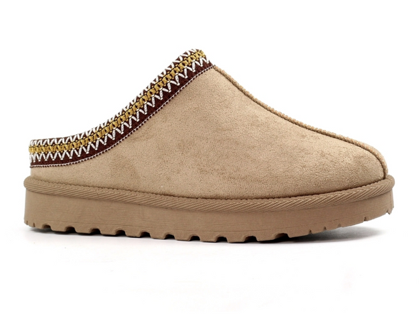 Lunar Nepal KLZ003 - Mink mule slipper with a geometric trim, upper view on a white background.