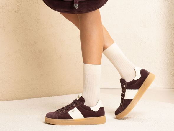 NeroGiardini I514151D 613 - laced Burgundy sneakers worn by a person on a beige background