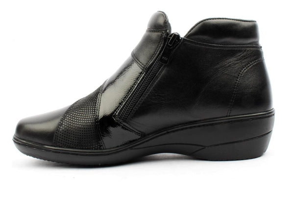 Softmode Clara 6474 - Black ankle boot with an inner and outer zip on a white background, inner view