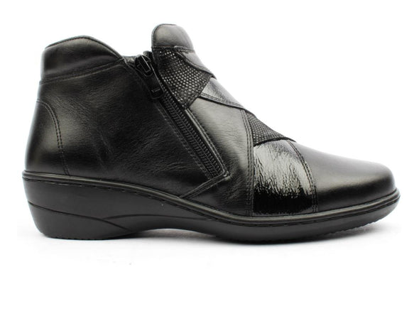 Softmode Clara 6474 - Black ankle boot with an inner and outer zip on a white background, outer view