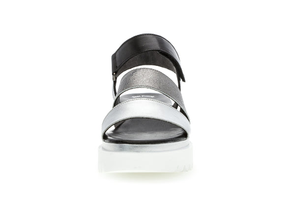 64.610 Billie in 61 Black Silver front view