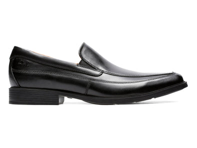 Clarks Tilden Free in black outer view