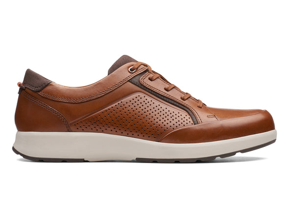 Clarks Un Trail Form in Tan Leather outer view